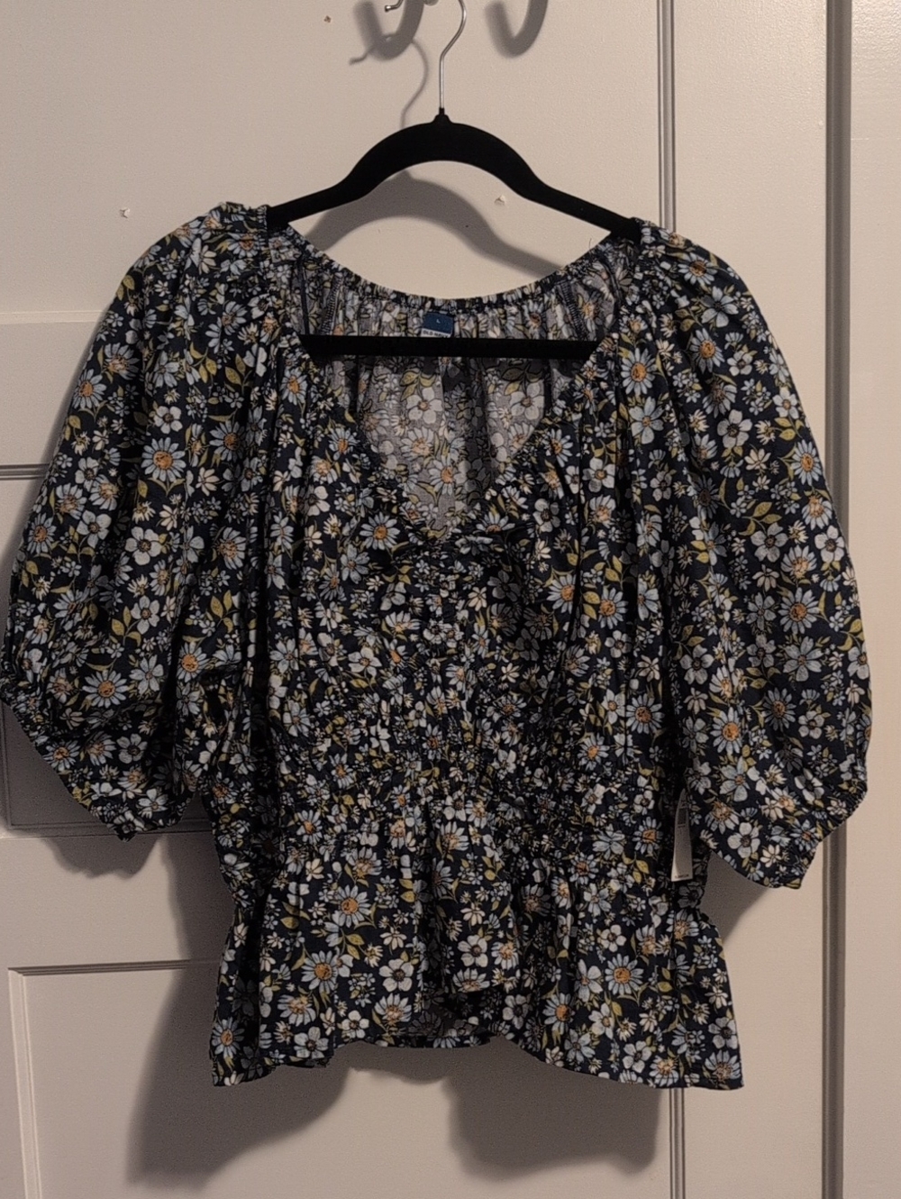 Old Navy Black Floral Puff-Sleeve Blouse with White & Yellow Daisies